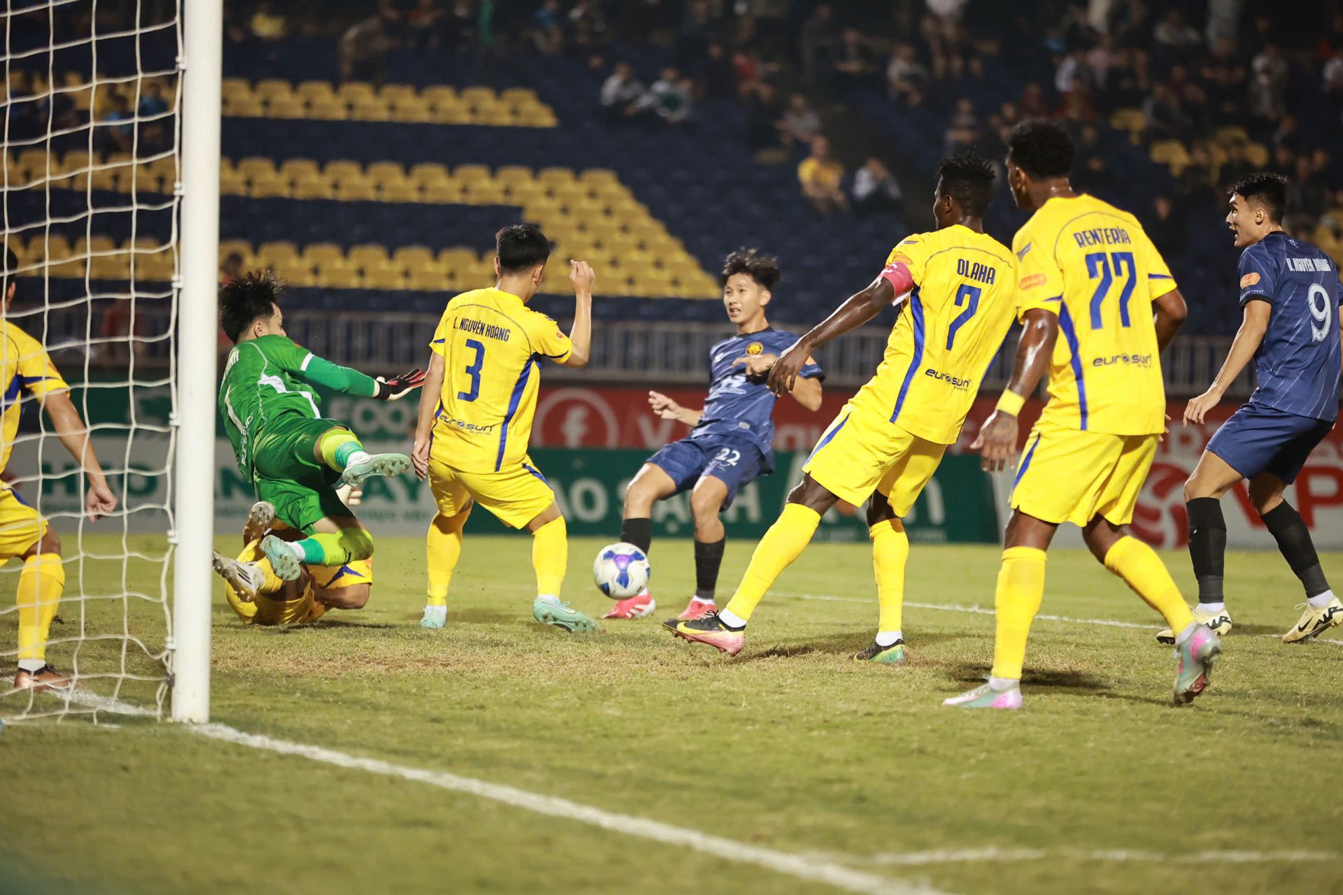 HLV Văn Sỹ Sơn chỉ ra tử huyệt của SLNA sau trận thua Thanh Hóa 1