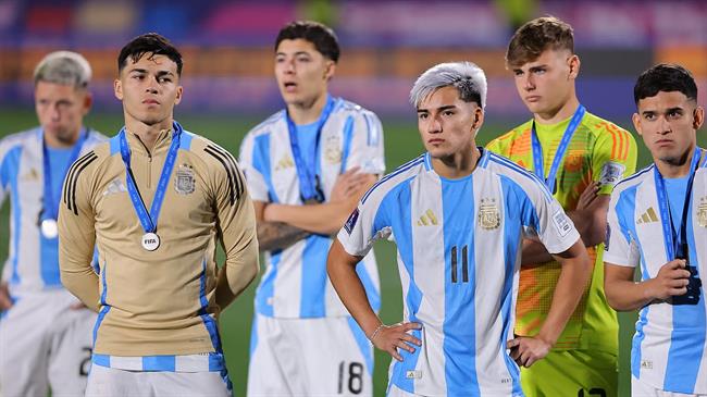 Messi an ủi đàn em Argentina sau khi đội về nhì ở U20 World Cup 1